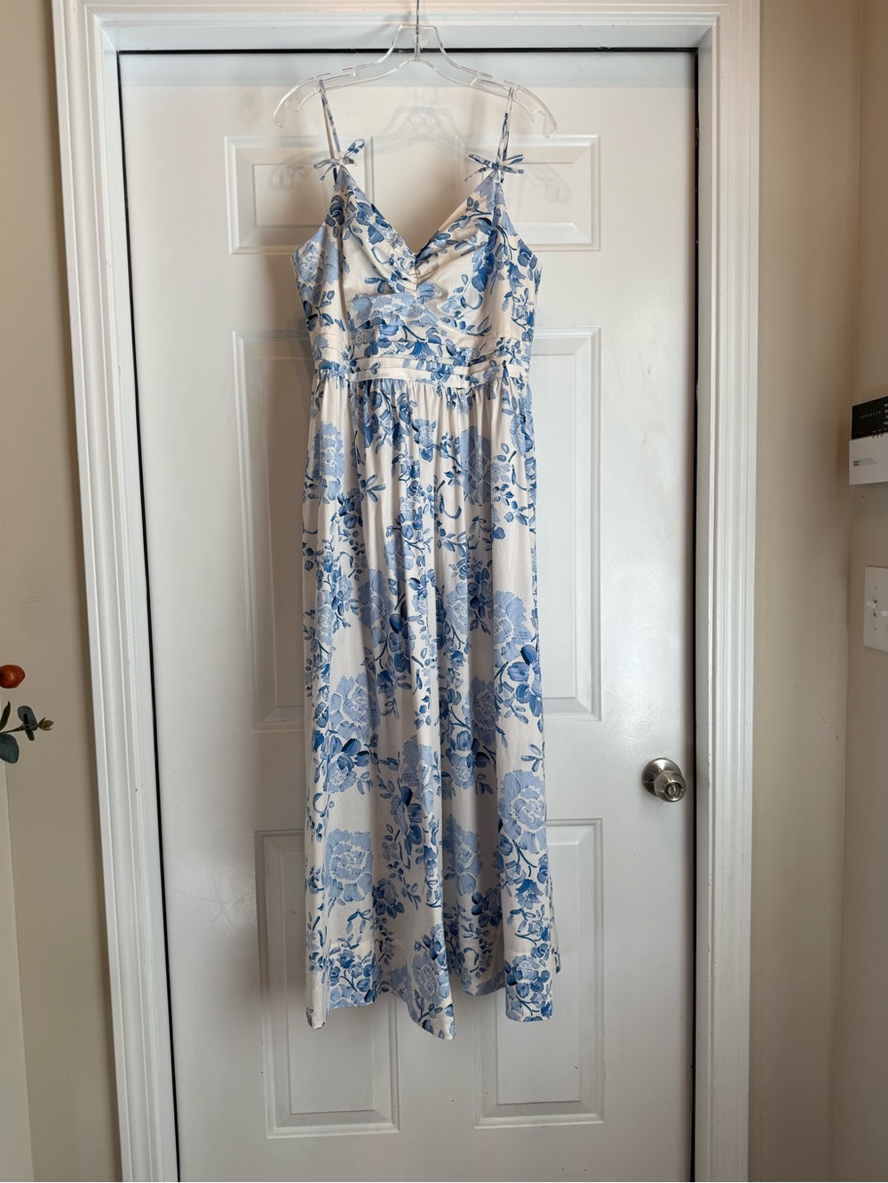 CeCe NWT Blue and White Floral Maxi Dress with bow on straps sz L